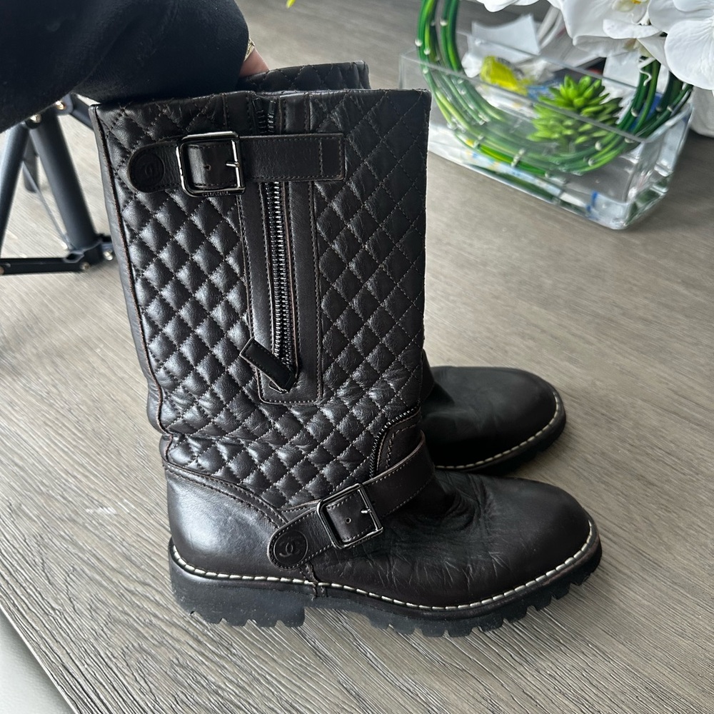 Brown distressed boot
